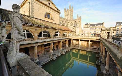 Open-Top-Bus an den Römischen Bädern in Bath